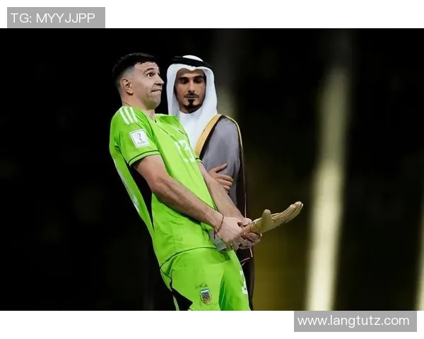 马丁内斯的传奇旅程：从足球新星到世界级教练的蜕变与成就