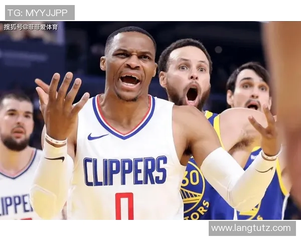 勇士与快船激战27日赛场比分揭晓精彩瞬间回顾